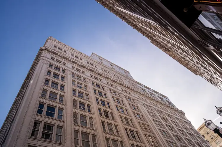 pse-njerezit-e-pasur-nuk-i-mbulojne-dritaret-e-tyre