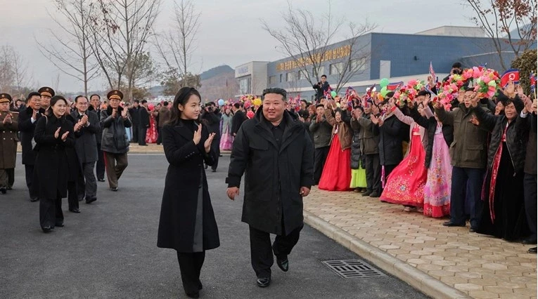 kim-jong-un-shfaqet-ne-publik-me-pasardhesen-favorite