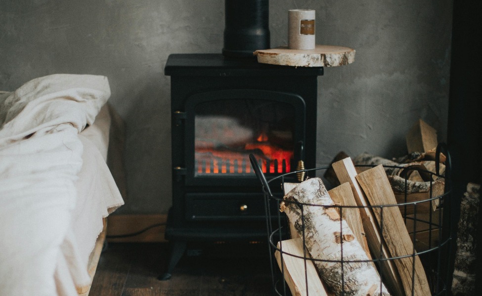 nje-keshille-gjeniale-per-kedo-qe-ka-nje-sobe-me-dru-si-te-pastroni-njollat-e-zeza-nga-xhami