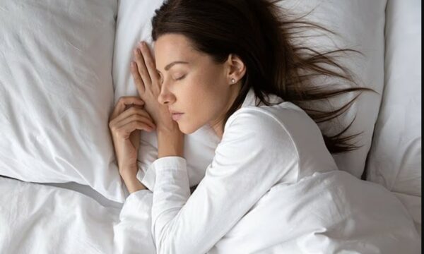 A flini si  T Rex   Ekspertët zbulojnë pozicionet më të këqija  dhe më të mirat  të gjumit