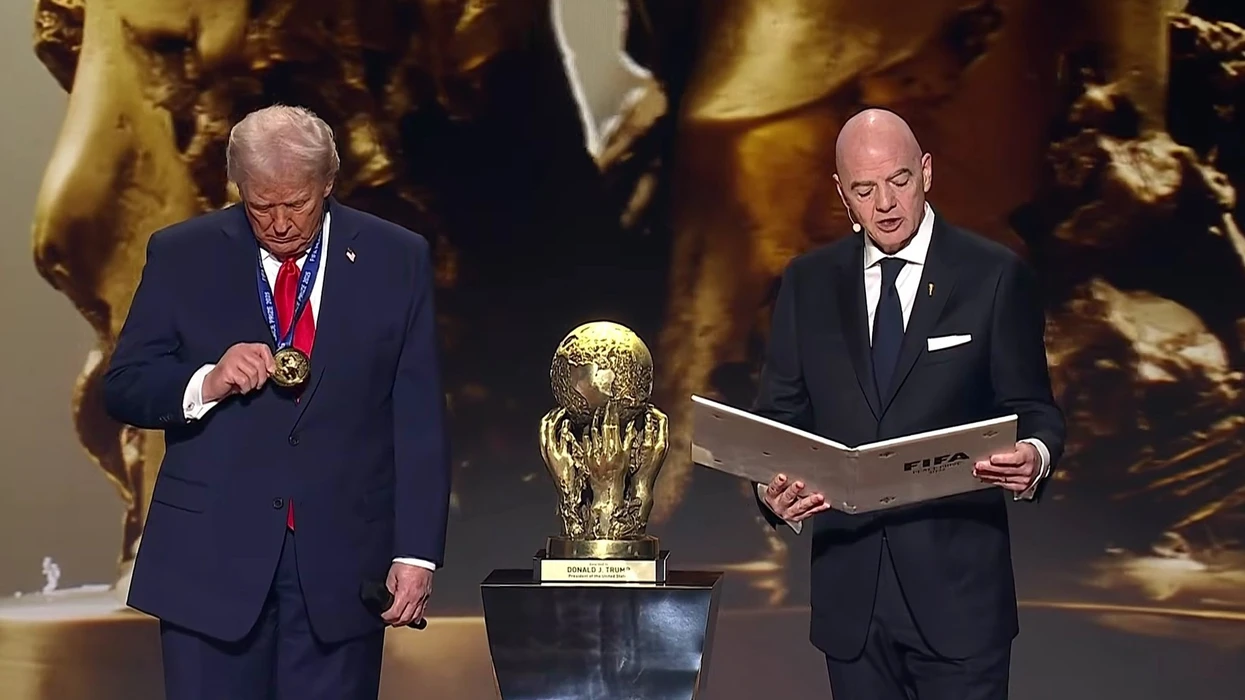 Presidenti Trump merr çmimin Paqes nga FIFA