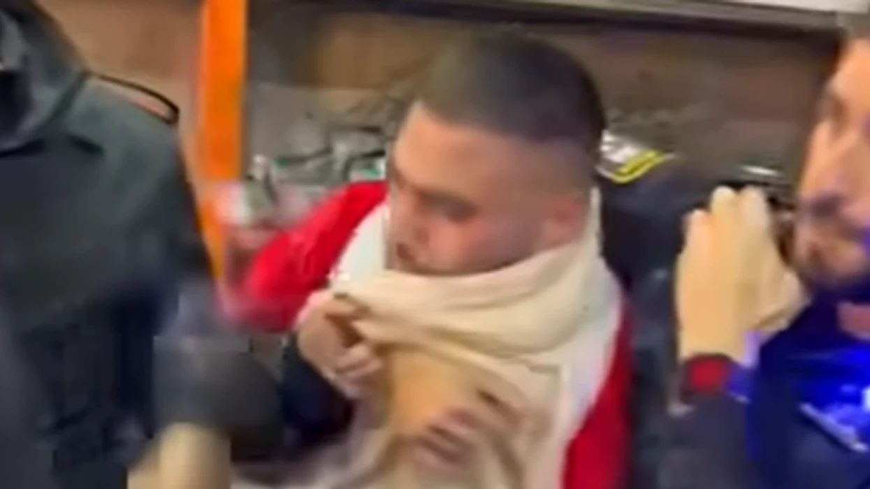 Policia izraelite arreston palestinezin e veshur si Babadimër