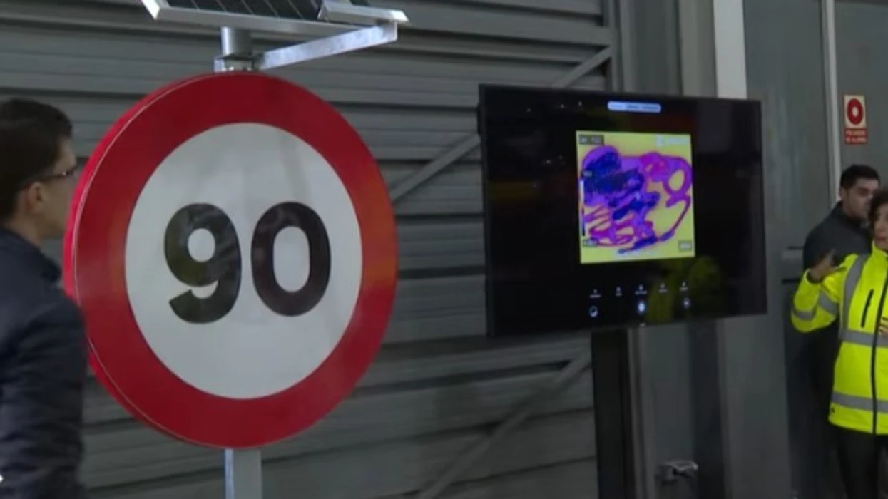 Madridi teston shenja trafiku që shkrinë akullin dhe borën