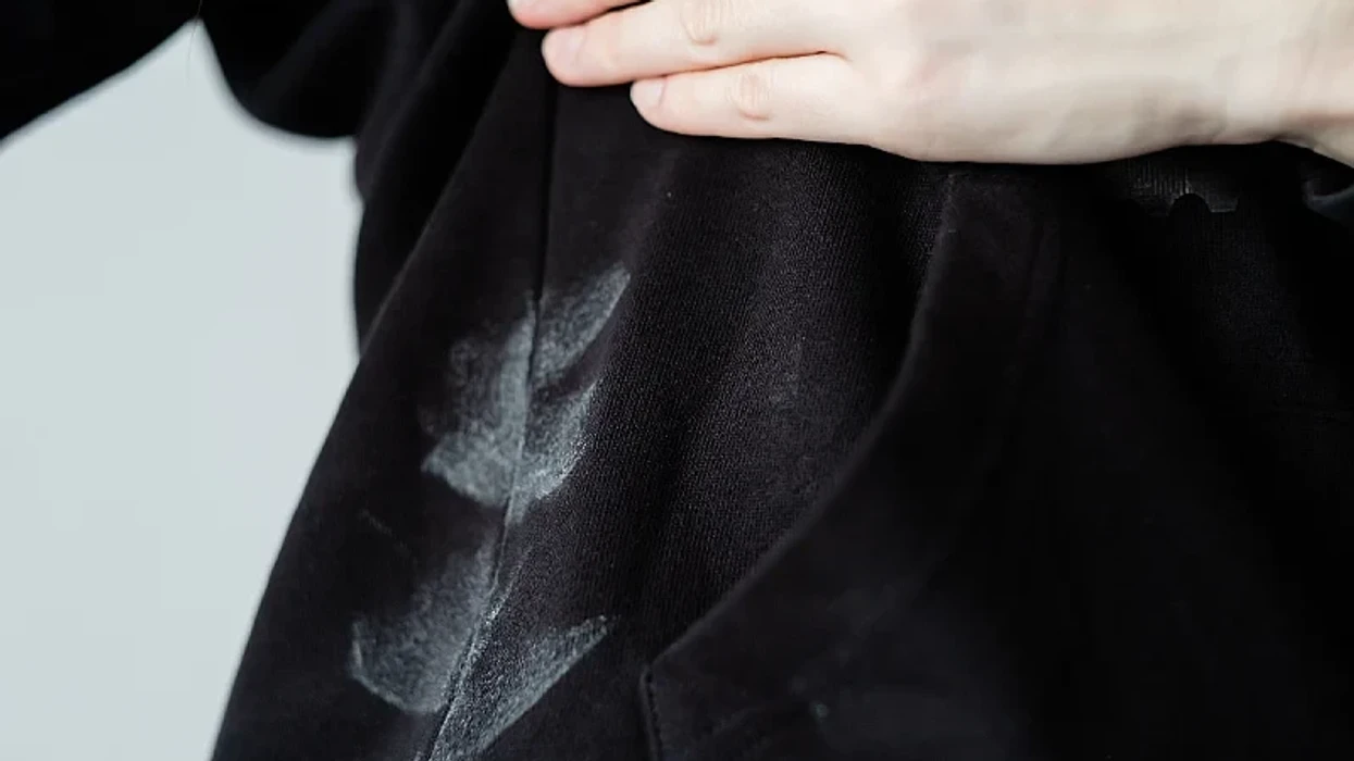 Ja si të parandaloni njollat e bardha në rroba pas larjes