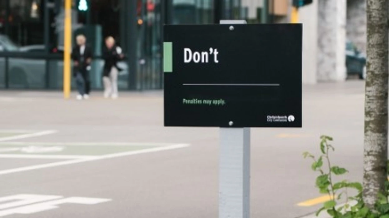 shenja-absurde-ne-qytetin-e-zelandes-se-re-mos-e-bej