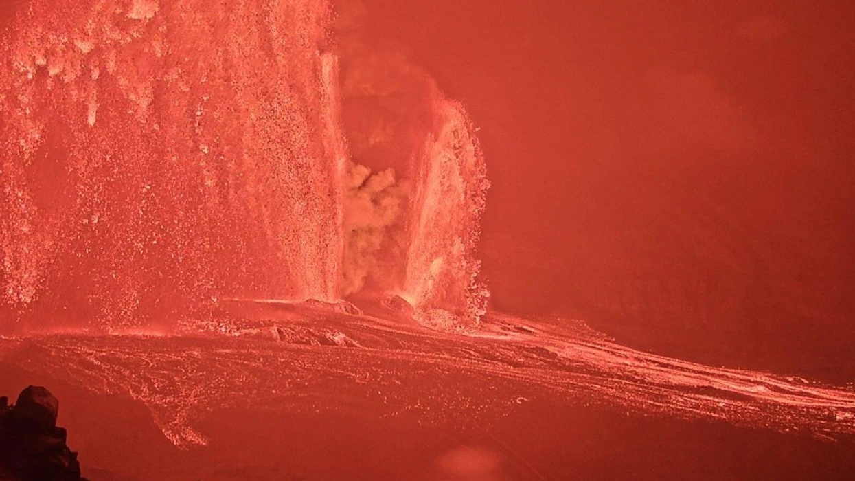 Shpërthim dramatik i vullkanit Kīlauea Hawaii  lava ngrihet qindra metra në ajër