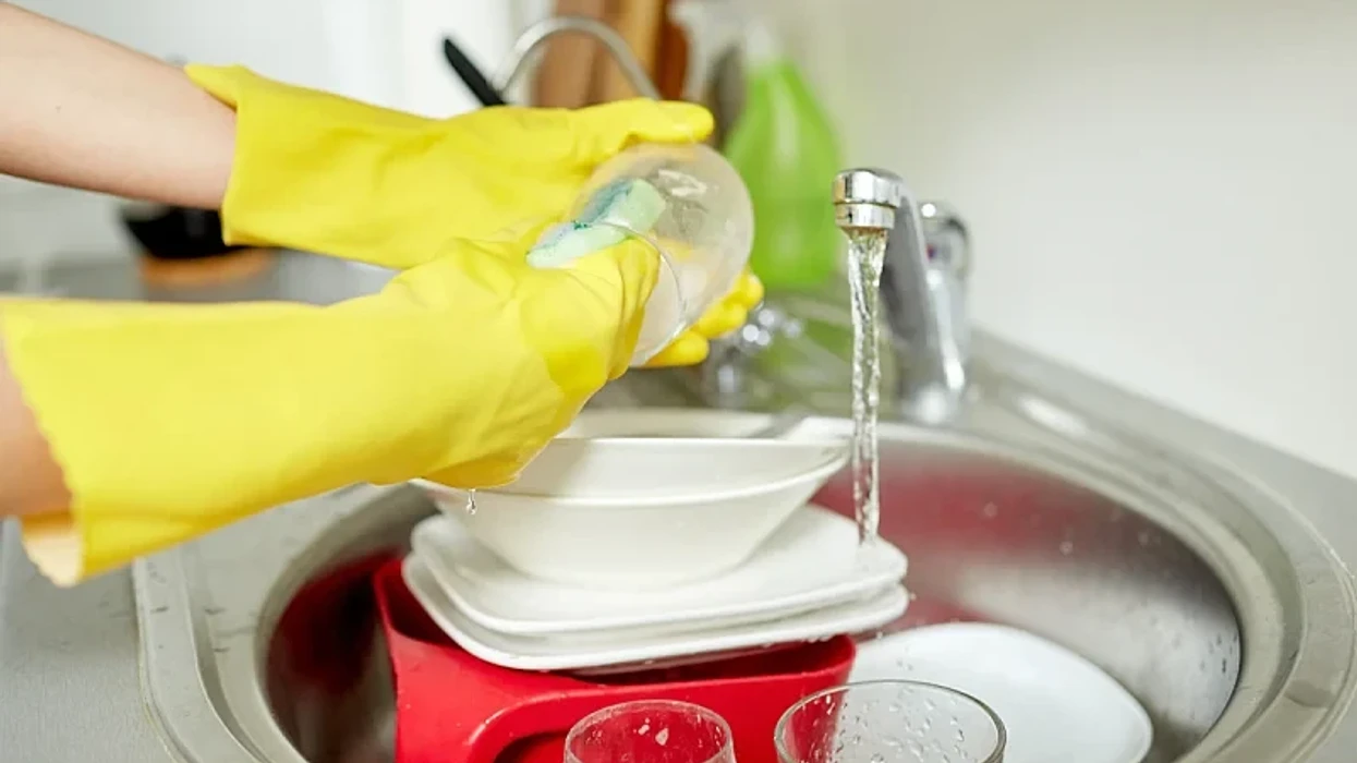 Si të hiqni në mënyrë efikase ushqimin e mbetur dhe yndyrën e djegur nga enët tuaja