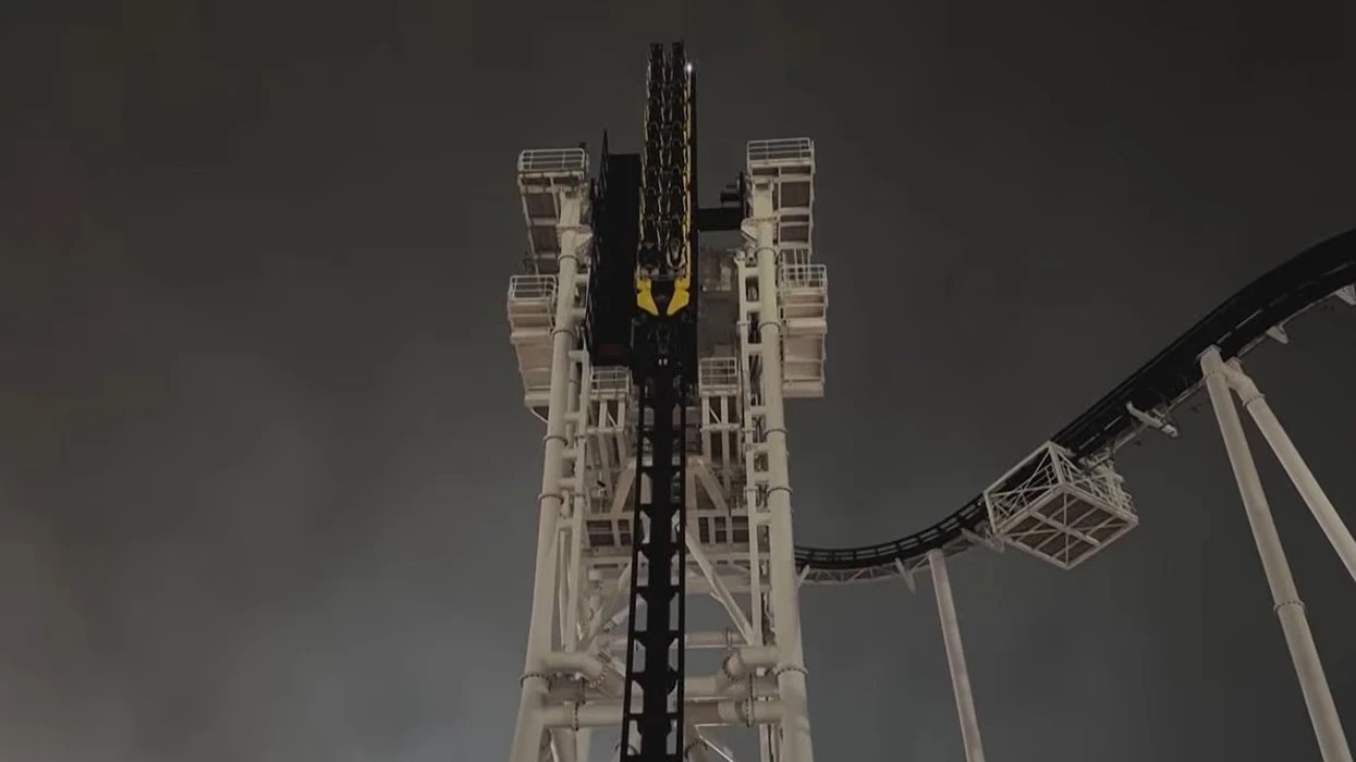 Një defekt i tmerrshëm i një  luhatëse   lë dy burra 45 metra në ajër për një orë në Teksas