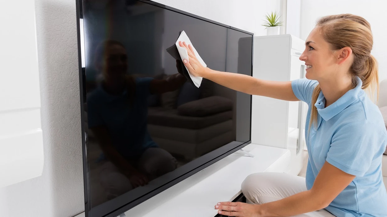 Mos e bëni këtë kurrë kur pastroni TV në  Gabimi që dëmton ekranin dhe e bën të paqëndrueshëm