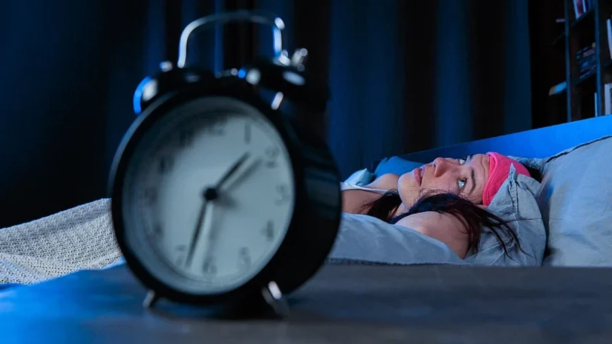 Çfarë i ndodh trupit tuaj nëse zgjoheni kur është errësirë jashtë 