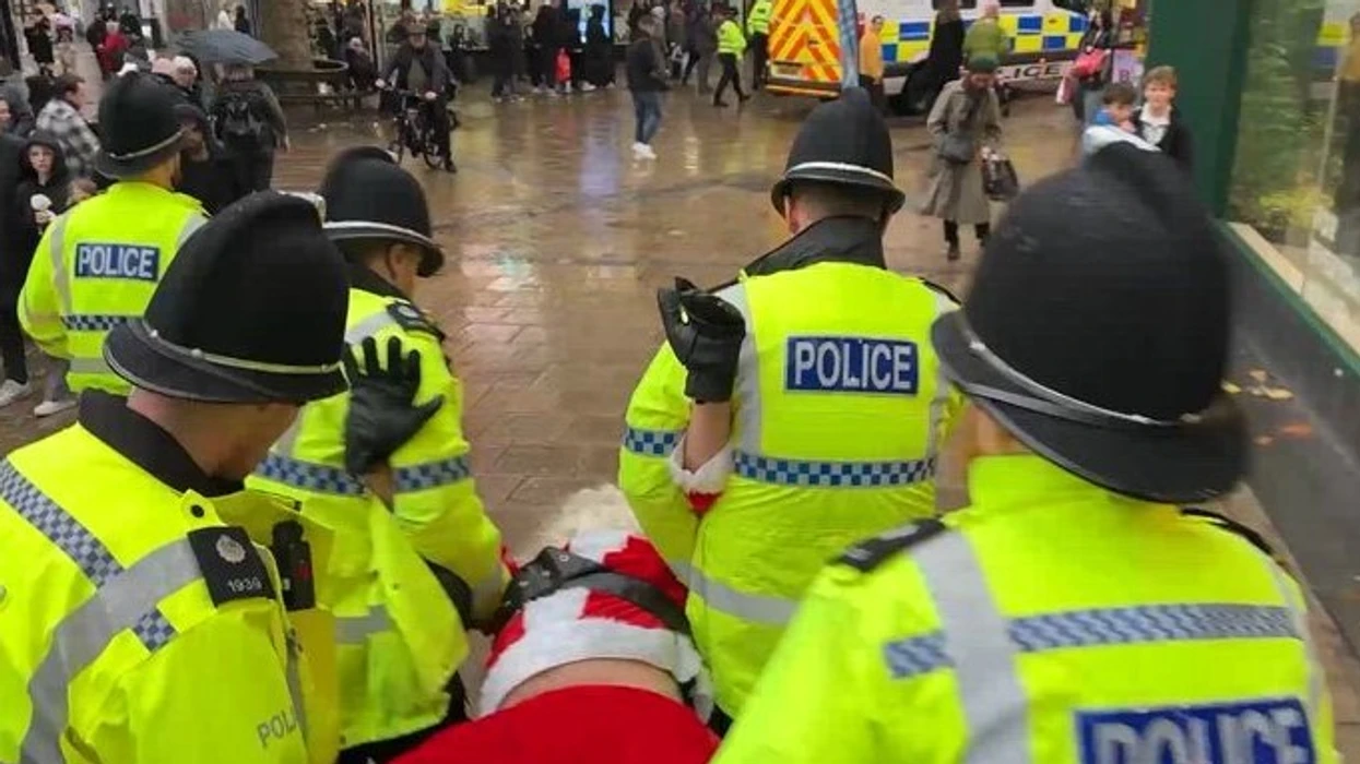 Në një protestë në Angli u arrestua edhe një burrë i veshur si Babadimër