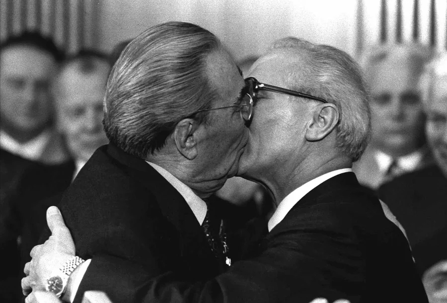  Puthja mes vëllezërve  komunistë Erich Honecker dhe Lenid Brezhnjev  Vdes fotografi i famshëm Régis Bossu