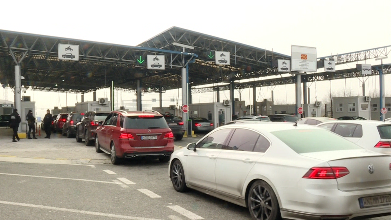 Festat e fundvitit e sjellin diasporën në vend  Fillojnë rrëmujat në pikat kufitare