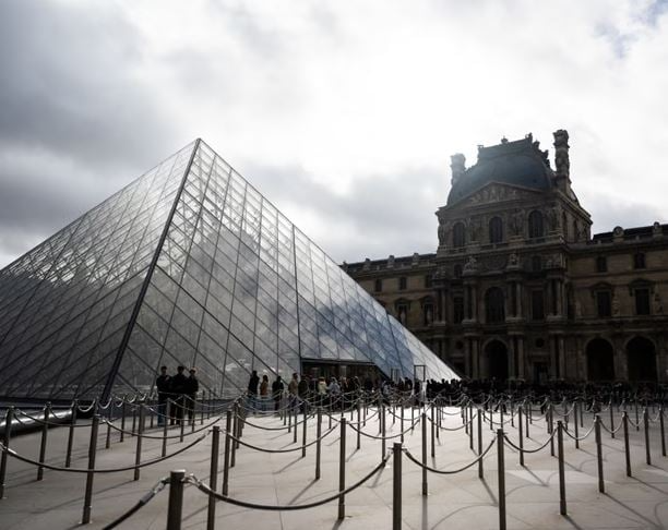 Rrjedhja e ujit dëmton qindra materiale kërkimore në Luvër  muzeu nis hetim pas debatit mbi infrastrukturën