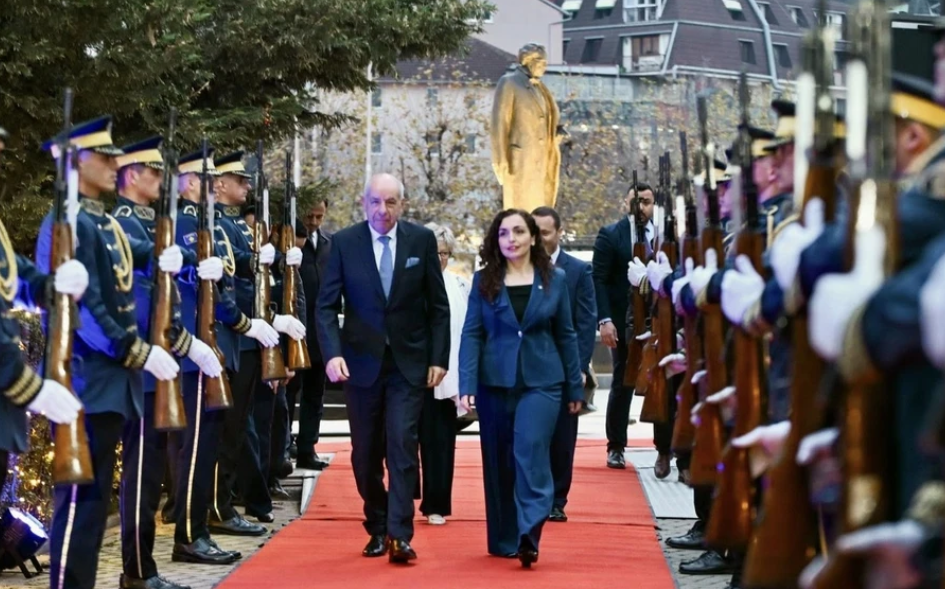 Presidenti i Hungarisë në vizitë zyrtare në Kosovë  Osmani kërkon mbështetje për heqjen e masave