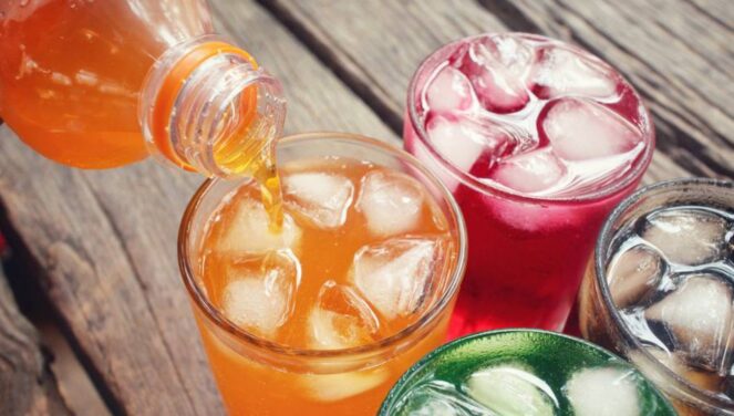 Pija në dukje e padëmshme që mbingarkon veshkat pa e vënë re 