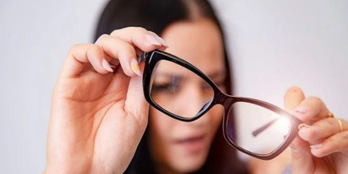 pse-nuk-duhet-te-hezitoni-te-mbani-syzet-optike