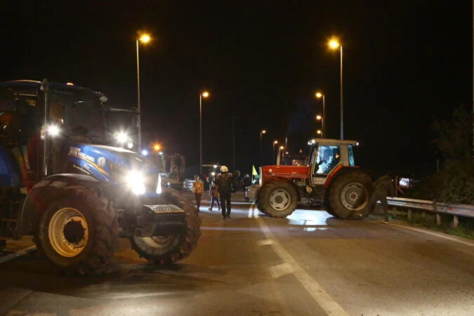fermeret-greke-vazhdojne-protestat-bllokojne-disa-akse-kryesore-rrugore