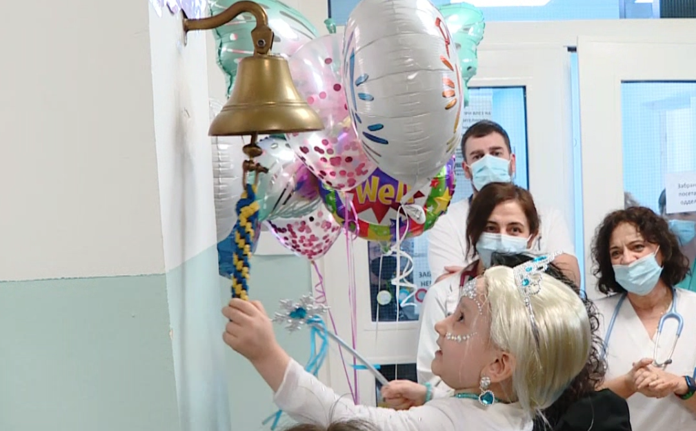 Amina 3 vjeçare sot triumfoi kundër leukemisë   Me zilen që simbolizon fitoren ndaj një sëmundje të rëndë  ajo la pas muret e klinikës