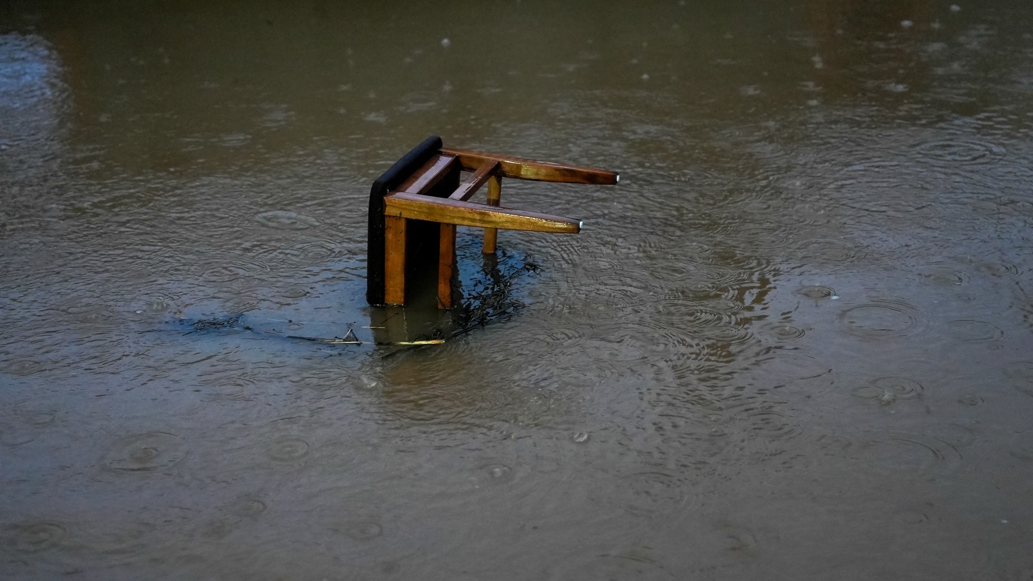 Si pasojë e reshjeve të shiut dhe daljes lumit nga shtrati  një lagje e tërë në Kërçovë u detyruan të evakuohen