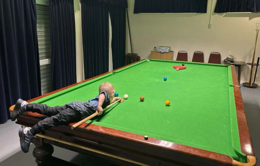 Dyvjeçari thyen dy rekorde Guinness në bilardo