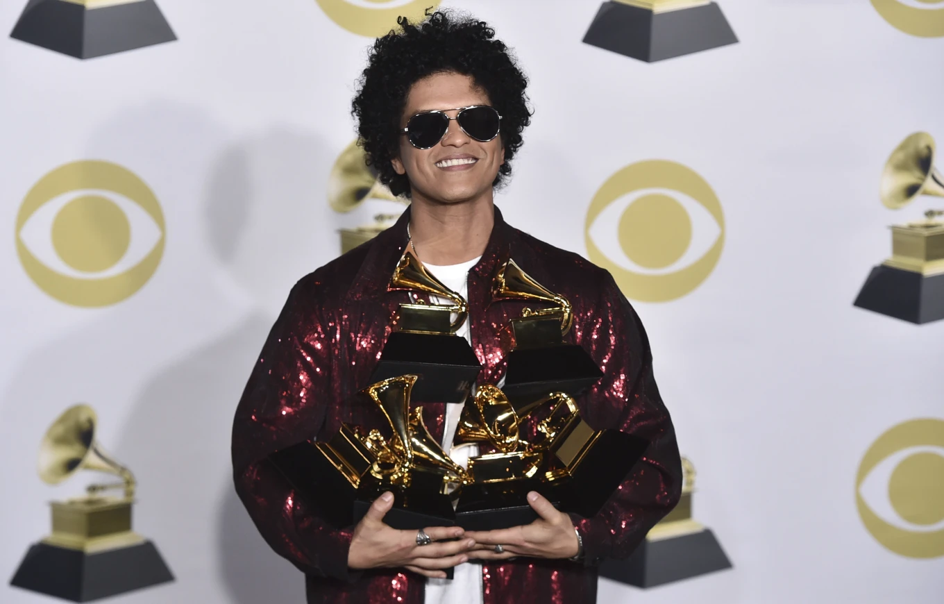 Bruno Mars publikon këngën e re dhe paralajmëron turne botëror