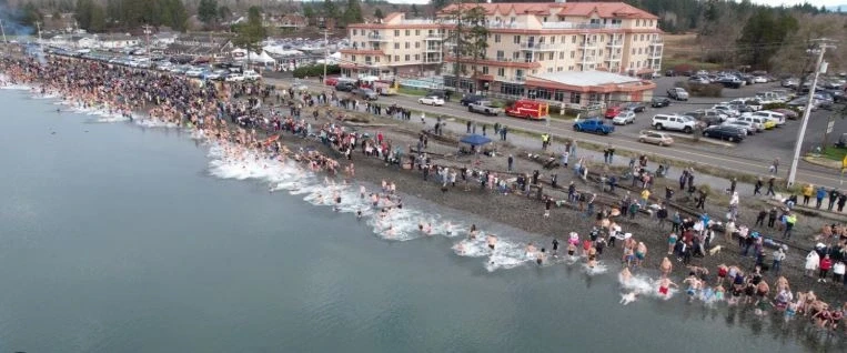 Qyteti në Washington tenton rekord botëror me zhytje në ujë të ftohtë