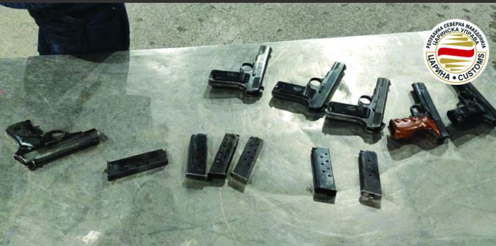 Dogana  U sekuestruan nëntë pistoleta  një person në paraburgim