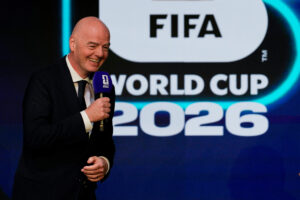 FIFA: Kush mbulon gojën në fushë gjatë një komunikimi, ndëshkohet me karton te kuq