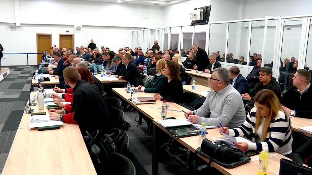  Koçani   Dëshmitarët  Piroteknikë përdorej edhe para zjarrit  rregullisht kishte të mitur