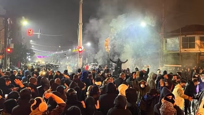 Numri i viktimave në Iran po rritet  SHBA të po shqyrtojnë një sulm    Ata vrasin njerëz dhe djegin xhami 