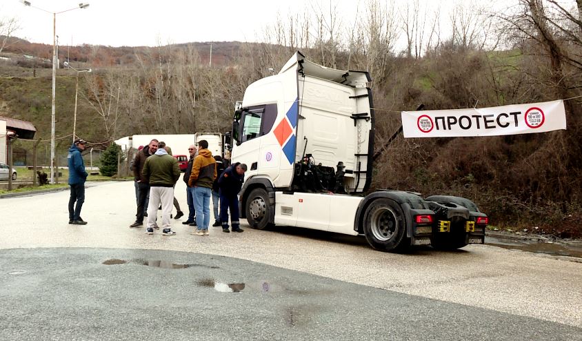 Shoferët e kamionëve vendosin të tërhiqen nga pikat kufitare pas lajmeve të mira nga Brukseli
