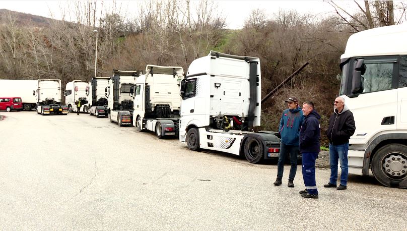 Ministri i Transportit paralajmëroi zgjidhje të problemit të transportuesve