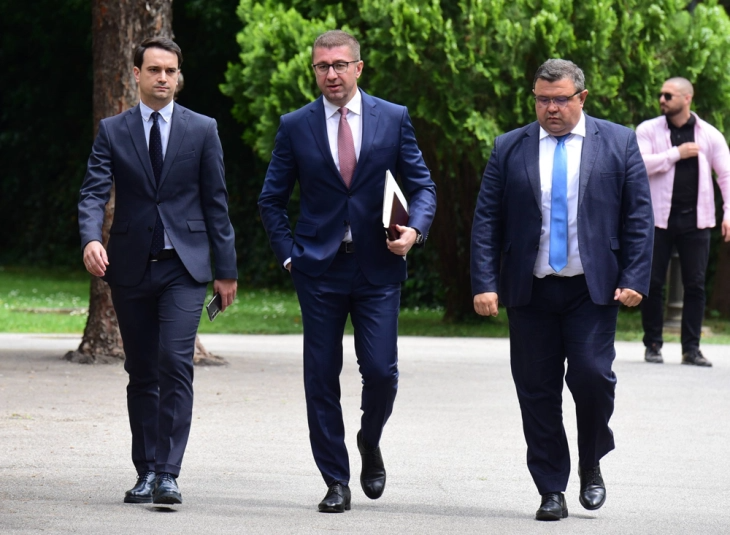 Takim i liderëve për ligjet reformuese dhe shfuqizimin e Qeverisë Teknike  nuk merr pjesë vetëm Filipçe