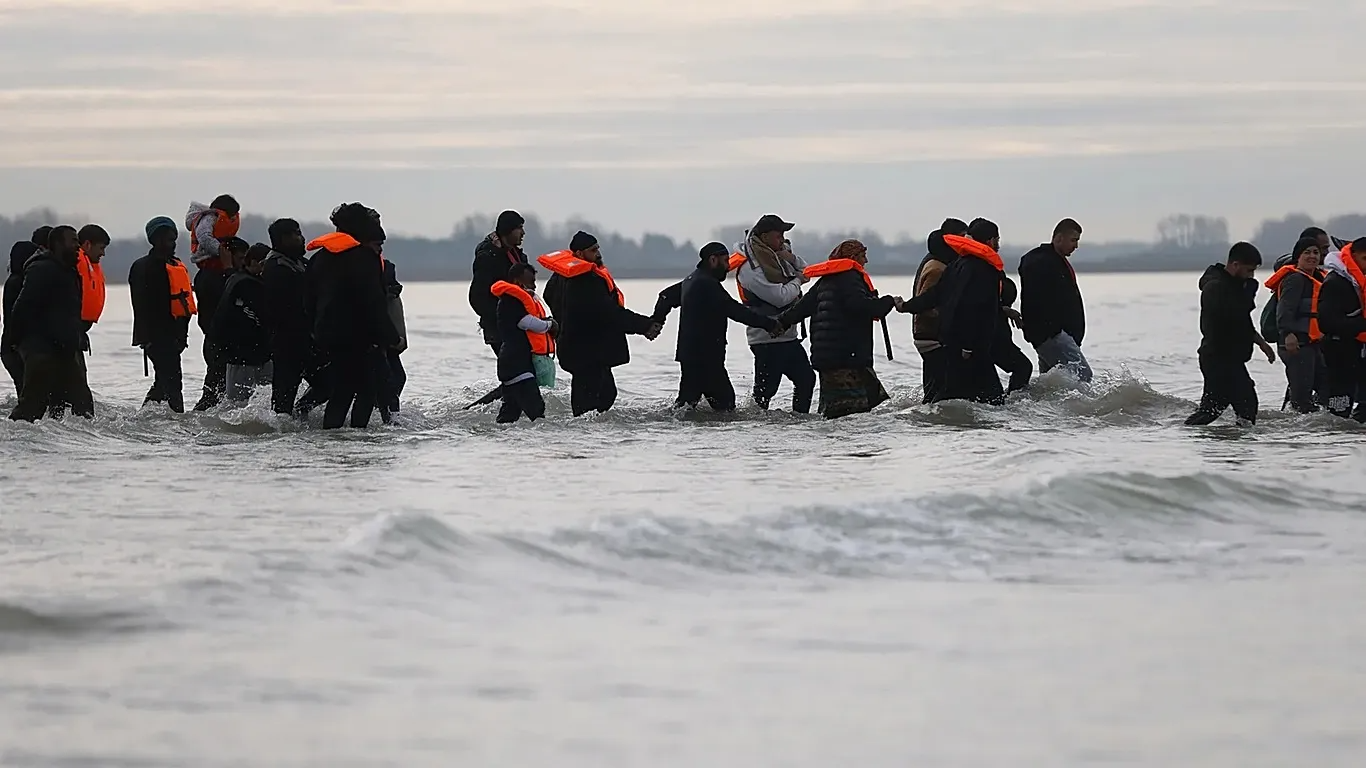 Franca u ndalon hyrjen 10 aktivistëve britanikë të ekstremit të djathtë