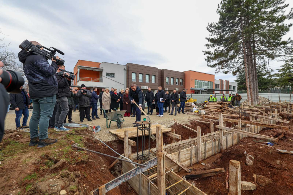 Ende nuk janë realizuar gjysma e projekteve komunale të financuara nga kredia hungareze  Mickoski  Do të ketë thirrje të re