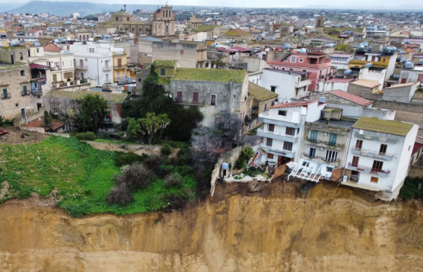 Skena dramatike në Siçili  rrëshqitja e dheut kërcënon të shkatërrojë qytetin