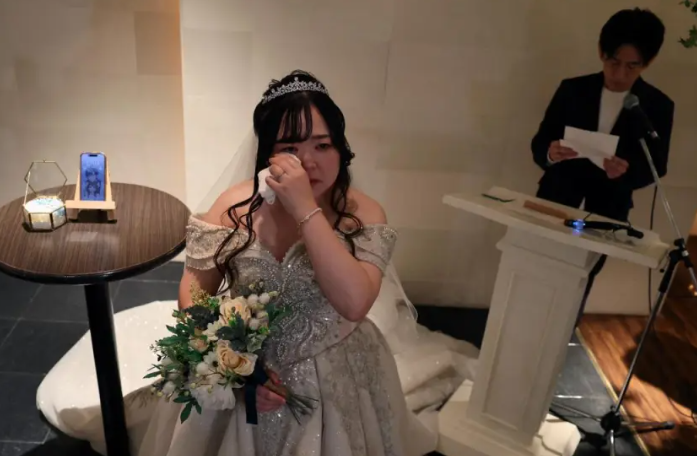 Gruaja japoneze martohet me personazhin e ChatGPT  Prindërit e mbështesin  ishin në dasmë