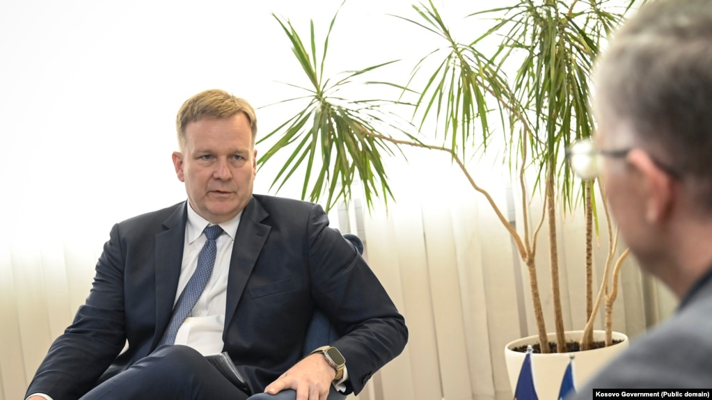 Sorensen mbërrin në Kosovë për takime me udhëheqësit e vendit