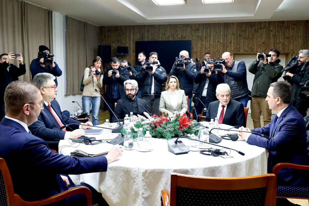 Rreth tre orë zgjati takimi i sotëm i liderëve të partive parlamentare lidhur me temat më të nxehta në shtet