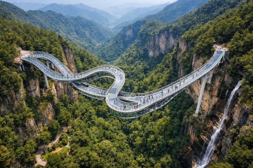 Në 140 metra lartësi  Një urë qelqi e lakuar në majë të së cilës vetëm më të guximshmit mund të ngjiten