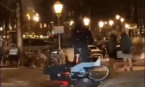 Mot i ftohtë në Holandë  rrugët e Amsterdamit shndërrohen në  pistë patinazhi   pamjet bëhen virale