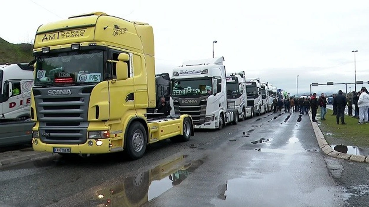 Qeveria thotë se po punon për zgjidhjen e problemit me transportuesit dhe pret rezultate