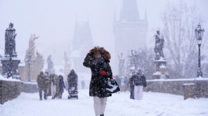 Stuhia e borës shkakton kaos në gjithë Evropën  fluturime  trena dhe tragete të anuluara