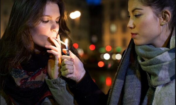 Pse mosha kur nisni të pini duhan ka më shumë rëndësi sesa sa pini   mund të rrisë rrezikun e goditjes në tru dekada më vonë