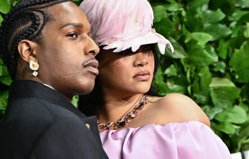 Rihanna nxit spekulime për fëmijën e katërt