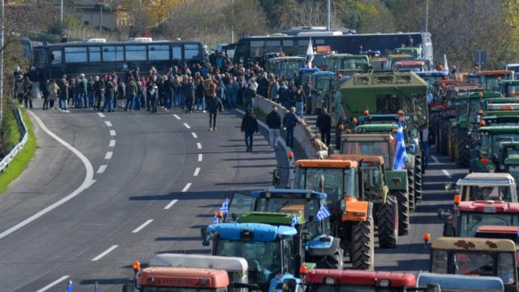 fermeret-greke-do-te-bllokojne-plotesisht-rruget-kryesore-rrugore-ne-te-gjithe-greqine-te-enjten-dhe-te-premten