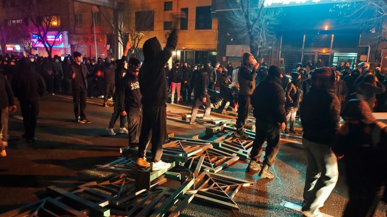 Morgu mbushet me trupa gjatë shtypjes së protestave në Iran  qeveria fajëson  rebelët 