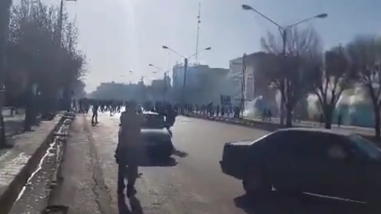 forcat-e-sigurise-qellojne-me-arme-protestuesit-ne-iran