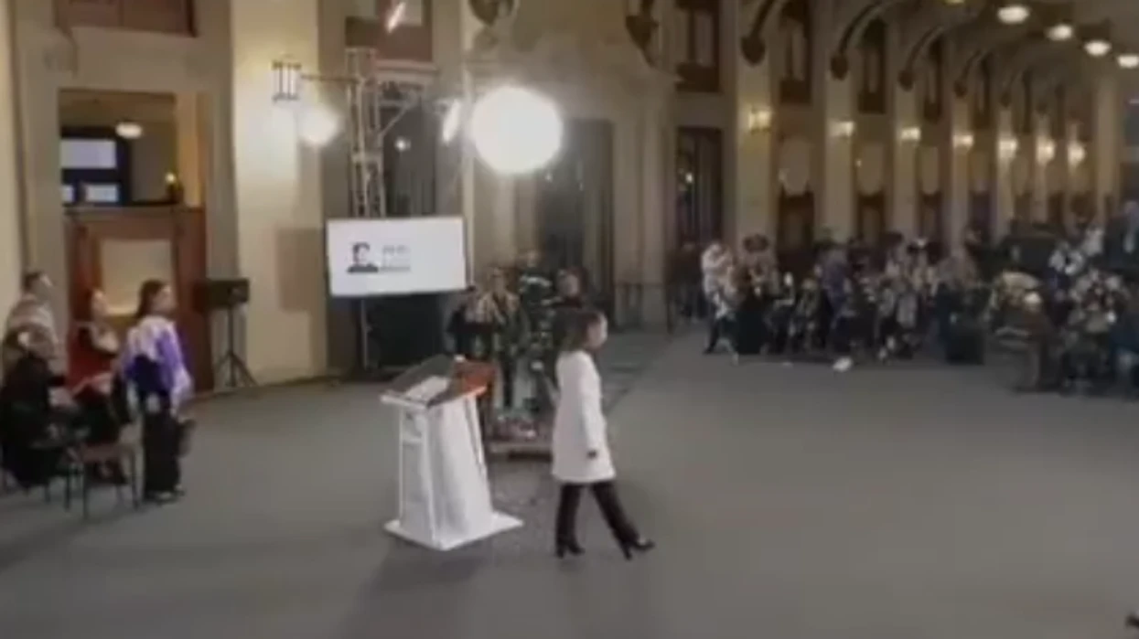 momenti-kur-termeti-i-fuqishem-e-detyron-presidenten-meksikane-te-nderprese-fjalimin-para-gazetareve